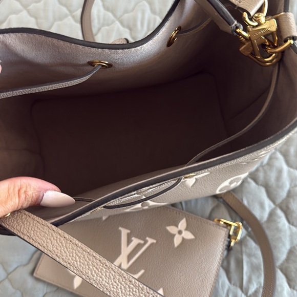 COPY - COPY - Louis Vuitton NéoNoé MM Bicolor Monogram Empreinte Leather - Picture 10 of 10